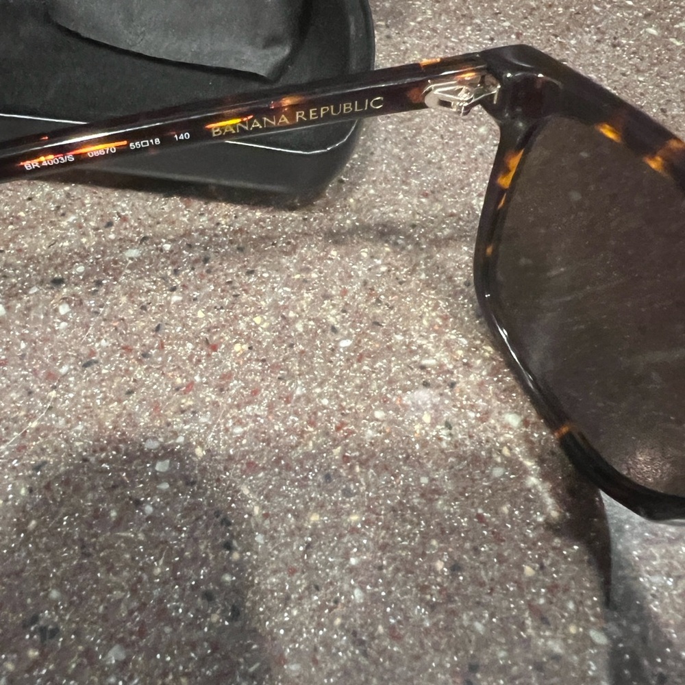 Banana Republic Brown Sunglasses Tortoiseshell Design (NWOT) - Picture 4 of 4
